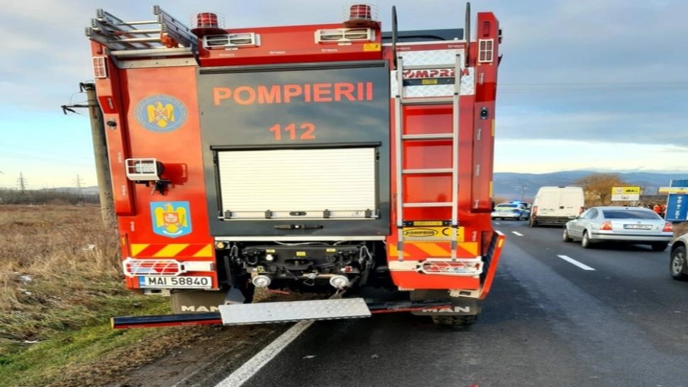 Autospecială a pompierilor avariată în timp ce aceștia interveneau la un accident rutier