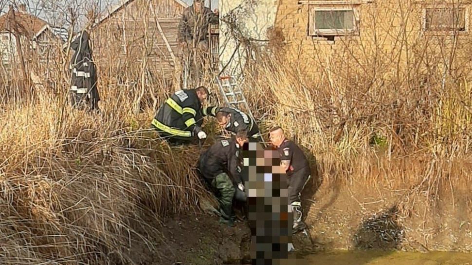 FOTO Descoperire MACABRĂ: Bărbat găsit înecat într-un iaz din Satu Mare