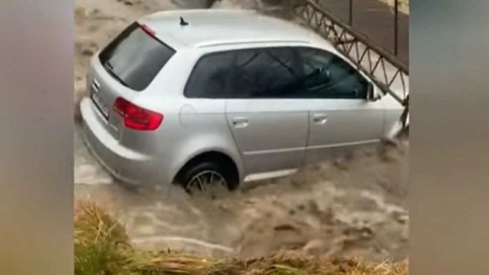 VDEO Șofer, la un pas să-și piardă viața! Mașina sa a fost luată de ape și răsturnată