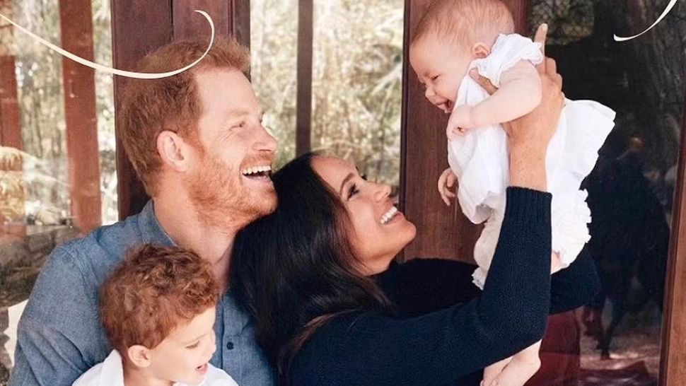 Lilibet, ultima strănepoată a reginei Elisabeta a II-a, prima fotografie pe felicitarea de Crăciun, alături de Archie, prințul Harry și Meghan - FOTO