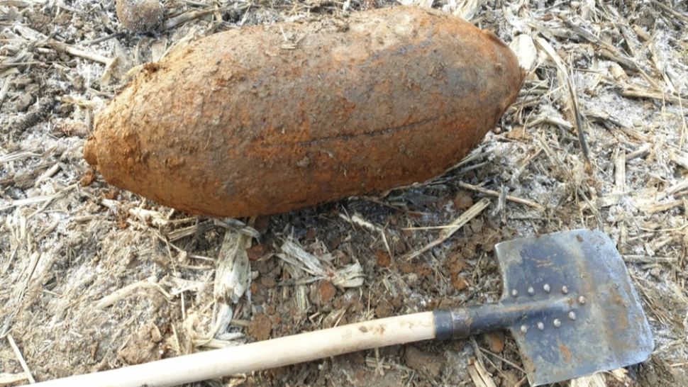 FOTO Bombă de aviație, cu o greutate de 100 de kilograme, găsită pe o stradă din Satu Mare 