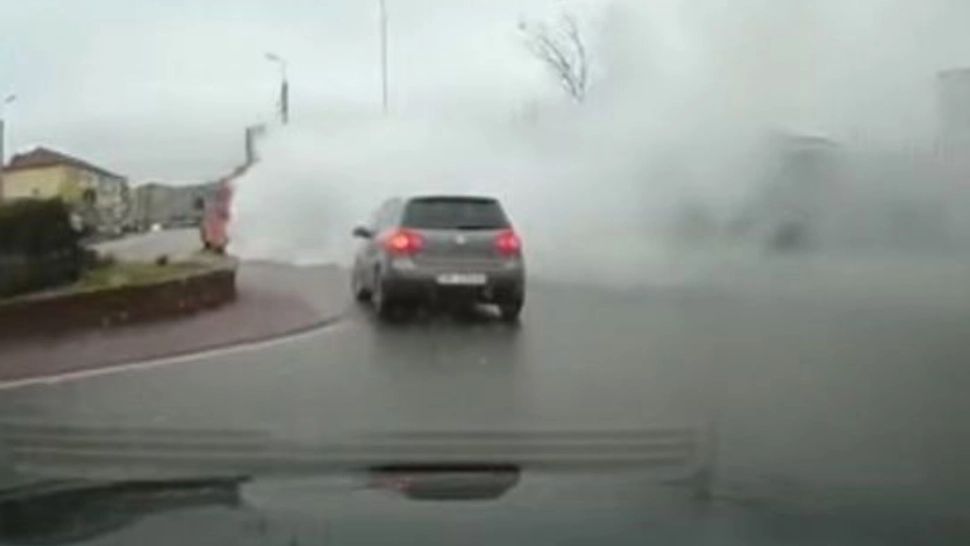 VIDEO | Momente de PANICĂ la Alba Iulia! Un autobuz a început să scoată fum gros în mers. Traficul a fost îngreunat 