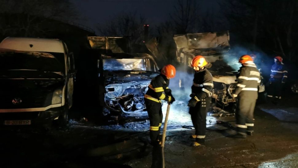 Incendiu violent, pe o stradă din Botoșani: 3 mașini, distruse complet - flăcări de 4 metri!