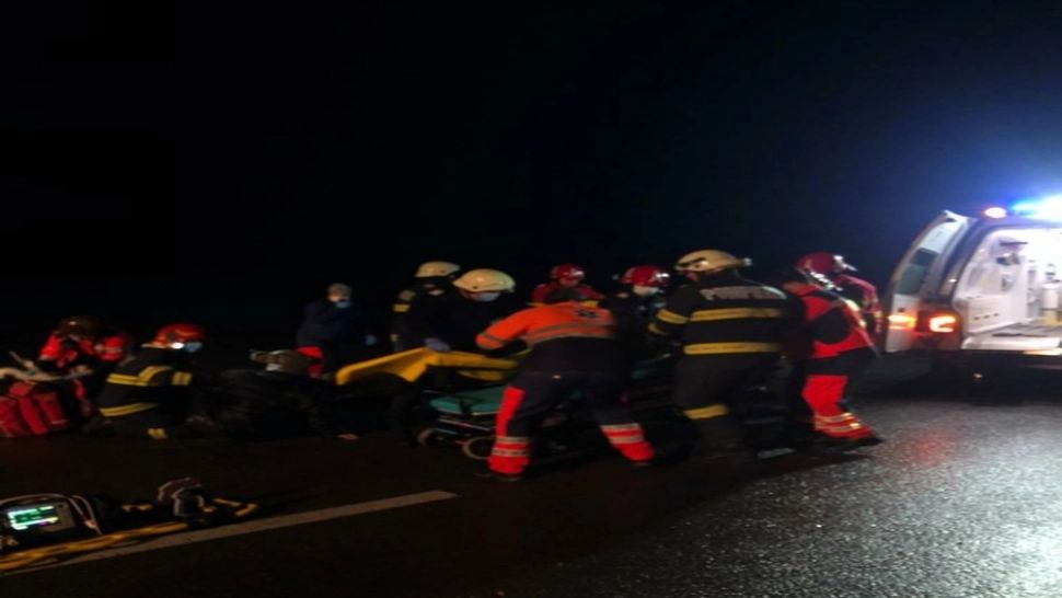 FOTO Impact violent între o căruță și un autoturism pe DN21, în județul Ialomița: 3 victime