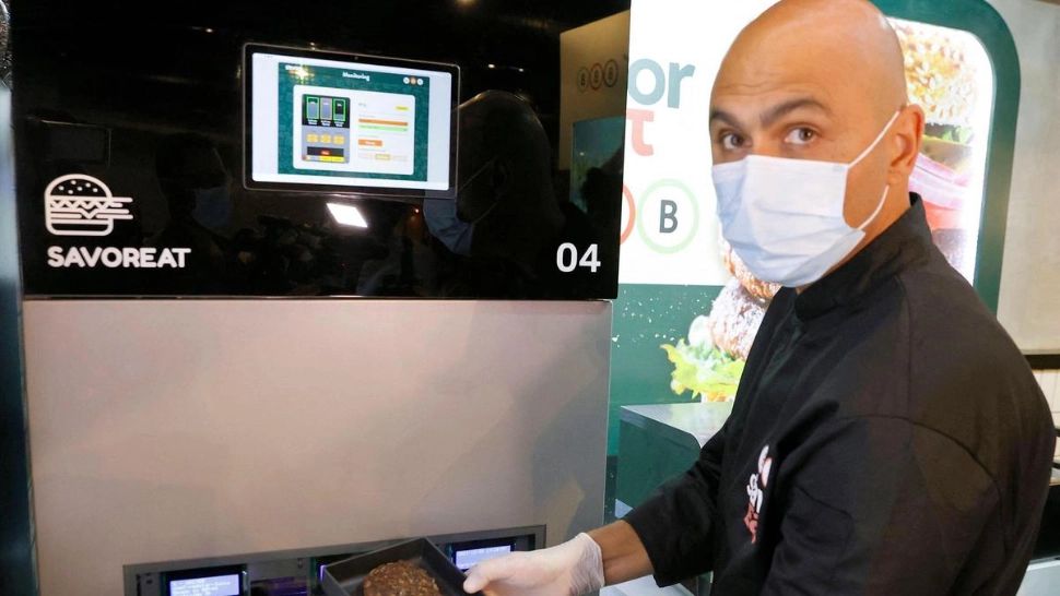  Un lanț de magazine fast food revoluționează gătitul de …burgeri! Un ROBOT este bucătar chef în restaurantele companiei din ISRAEL