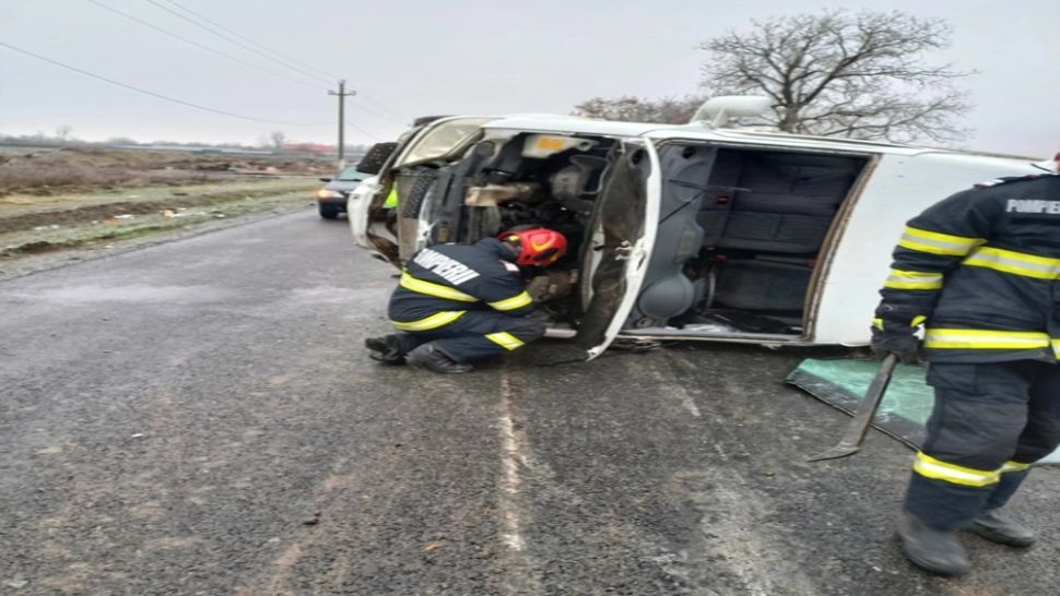 Accident CUMPLIT în Ialomița! O autoutilitară s-a răsturnat. Trei persoane și un copil, RĂNITE