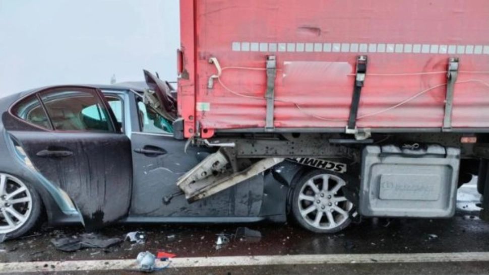 FOTO | Accident CUMPLIT în Suceava! O mașină a intrat sub remorca unui TIR