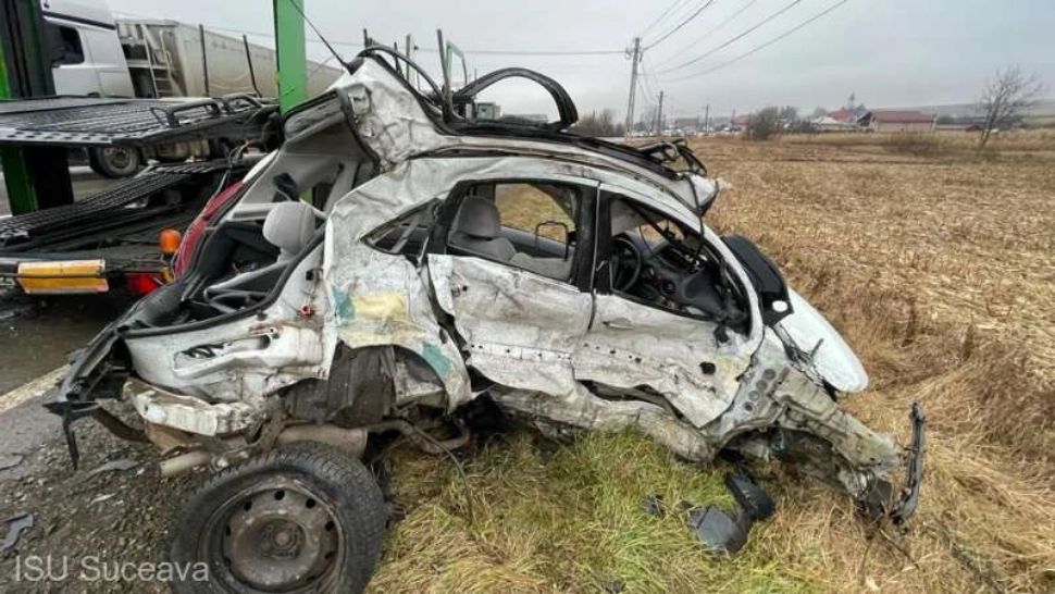 FOTO | Accident cumplit în Suceava. O femeie a murit în urma unui impact violent - Trafic blocat