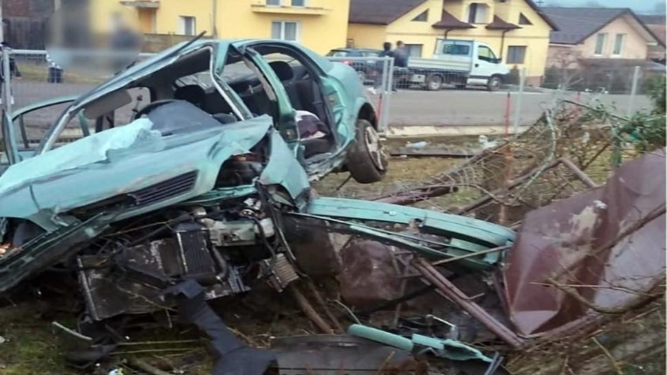 FOTO | Accident grav în Bistrița-Năsăud: 3 VICTIME, după ce șoferul beat a aterizat cu mașina în curtea unei case