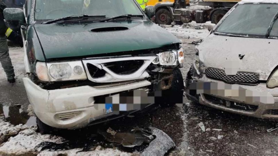 Accident grav în Neamţ: O victimă, după ce un autocamion și o mașină s-au lovit violent – Trafic blocat