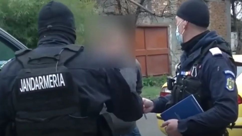 Prins în flagrant când încerca să dea mită unor jandarmi care l-au prins că nu era în carantină
