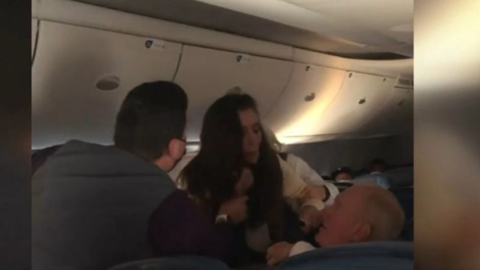 Bătaie în avion din cauza lipsei măștii de protecție. Femeie arestată după ce a agresat un bătrân