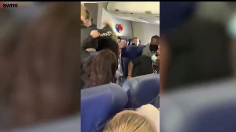 VIDEO | Momentul în care o pasageră lovește o stewardesă pentru că a fost rugată să poarte masca de protecție