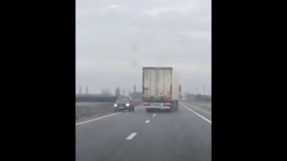 VIDEO | Șofer de TIR din Belarus, rupt de beat pe un drum din România - Imagini REVOLTĂTOARE