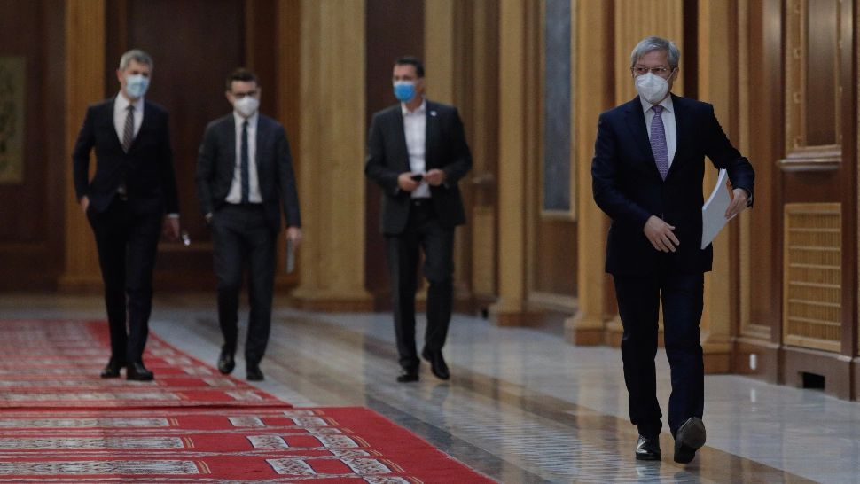 Pensiile speciale, motiv de ceartă pe rețelele sociale între Ciolacu și Cioloș