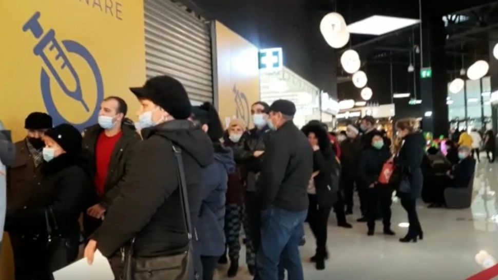 VIDEO | Coadă la vouchere. Zeci de oameni stau ore-n șir la rând pentru a primi bonurile de masă de 100 de lei