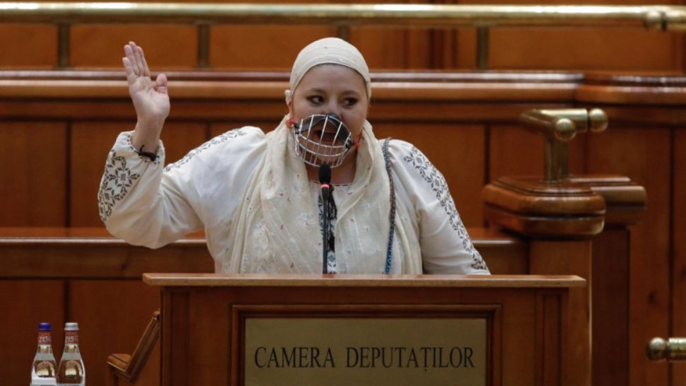 Diana Șoșoacă, vedetă în presa din Italia. Senatoarea a fost comparată cu Hannibal Lecter