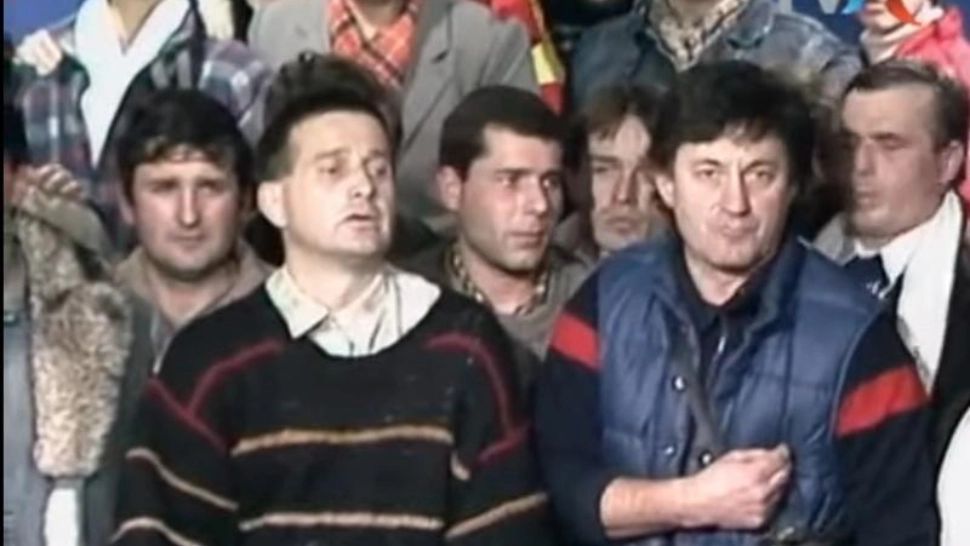 Mircea Dinescu s-a făcut anunțul. Ce are de gând cu puloverul pe care l-a purtat când a anunțat fuga lui Ceaușescu