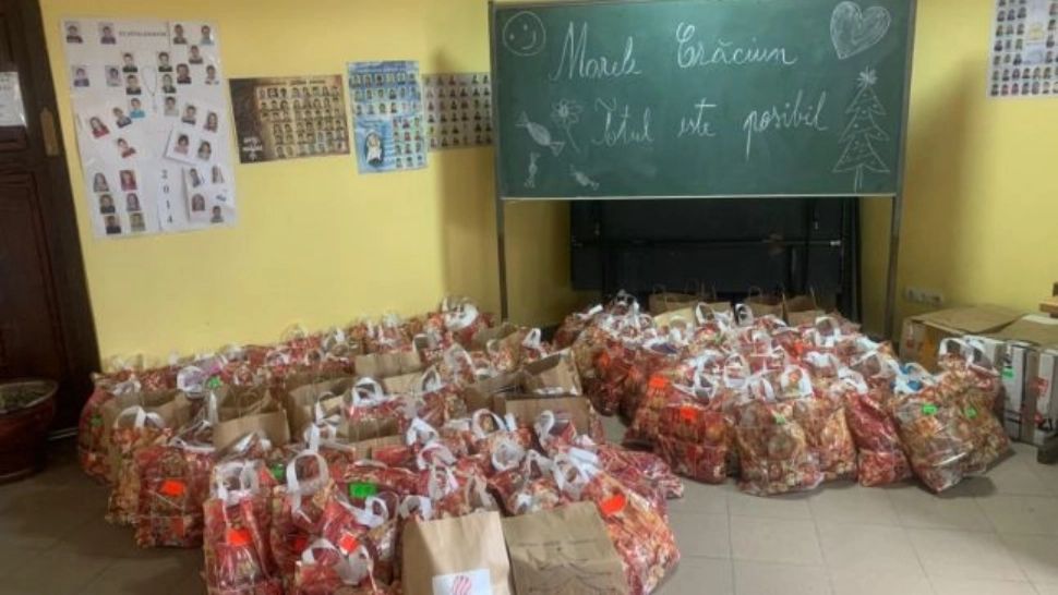 Peste 500 de voluntari au strâns cadouri pentru 10.000 de români, la Târgoviște