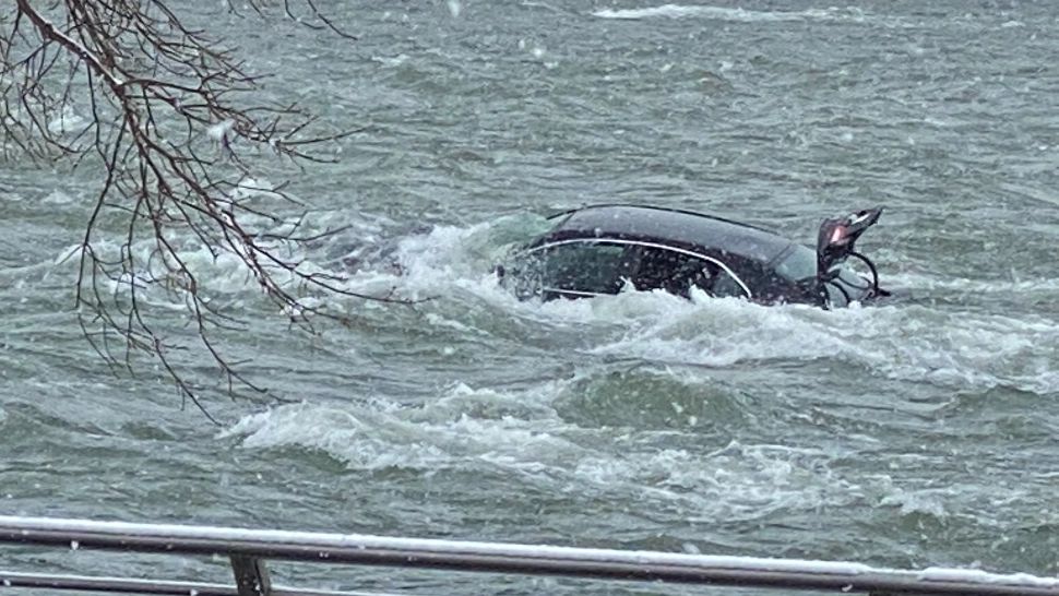 FOTO + VIDEO | O femeie a murit după ce a căzut cu mașina în Cascada Niagara. Operațiune dramatică de salvare
