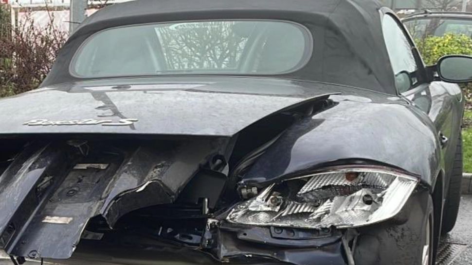  FOTO | După un accident de mașină s-a hotărât să își continue drumul. Polițiștii au rămas UIMIȚI când au văzut cum arata mașina