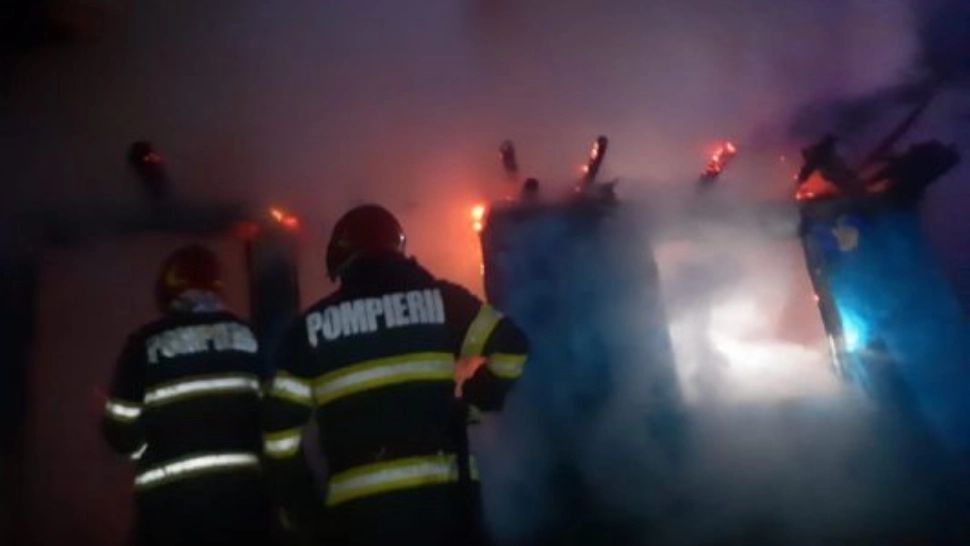 FOTO | Două persoane au ars de vii într-un incendiu izbucnit la o casă din Bacău