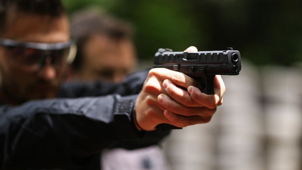 Hoț prins cu focuri de armă, lângă București. Bărbatul jefuise un copil