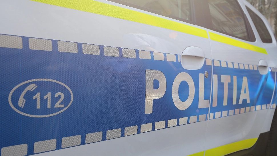 Bărbat rămas blocat pe un stâlp de electricitate, după ce a urcat acolo pentru un selfie. A intervenit poliția 