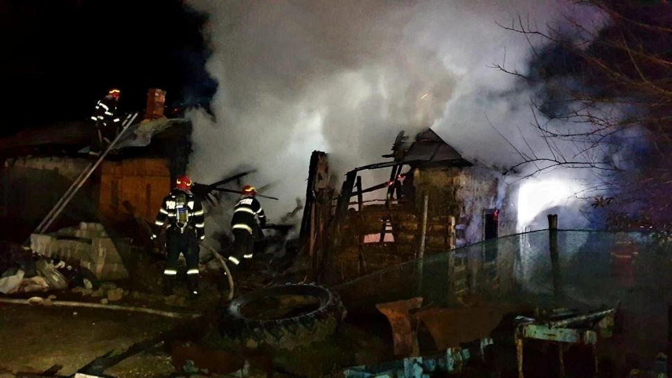 FOTO | A murit ars de viu într-un incendiu violent izbucnit în propria casă, în Giurgiu