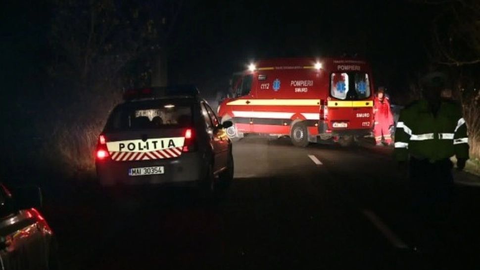 Accident cumplit în Prahova: O mașină s-a răsturnat după ce a spulberat un pieton