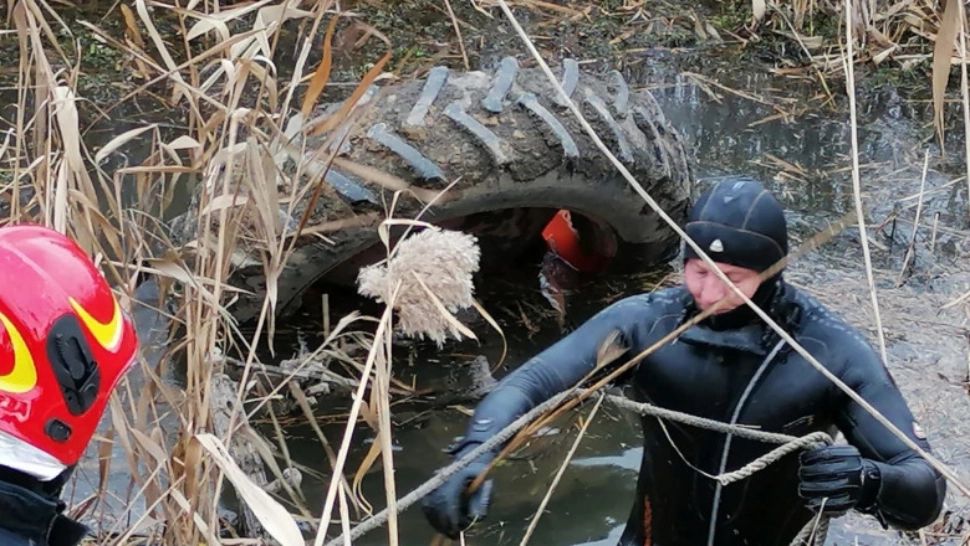 Bărbat mort după ce tractorul în care se afla s-a răsturnat într-un canal adânc 