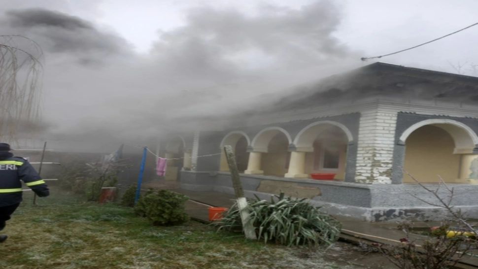 FOTO | Incendiu violent în Ialomița. O casă a fost cuprinsă de flăcări