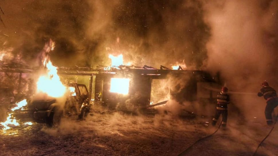FOTO | Incendiu DEVASTATOR la Cantonul Silvic Voitinel! O persoană, RĂNITĂ - Imaginile DEZASTRULUI