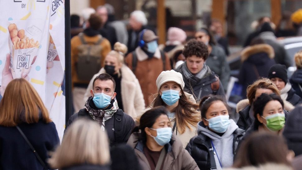 Mai multe studii diferite sugerează că Omicron provoacă forme ușoare de COVID, dar cercetătorii AVERTIZEAZĂ 