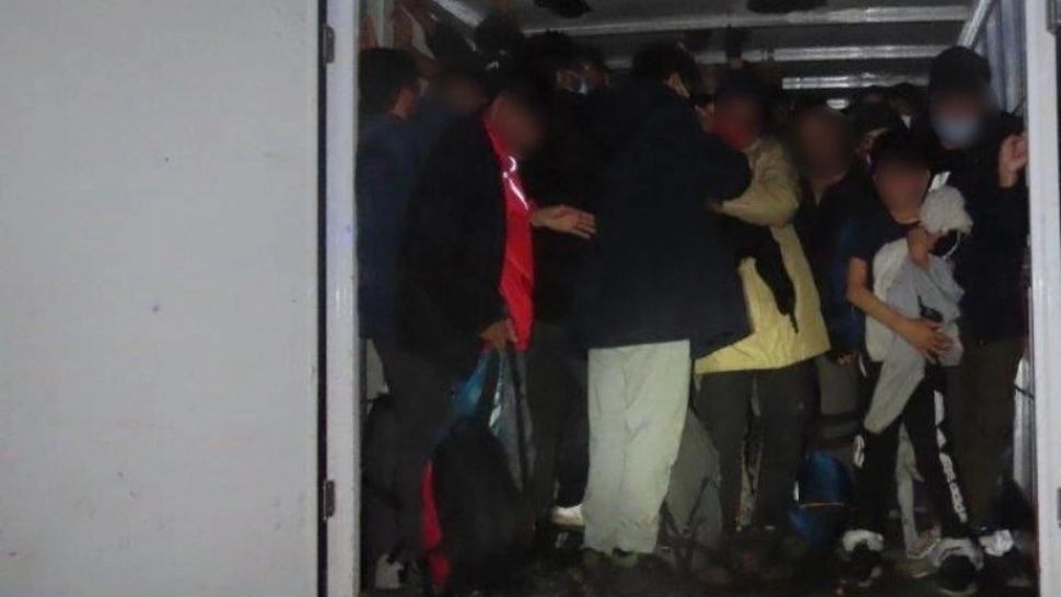 Polițiști de frontieră, mână-n mână cu traficanții. Percheziții la birourile și casele lor