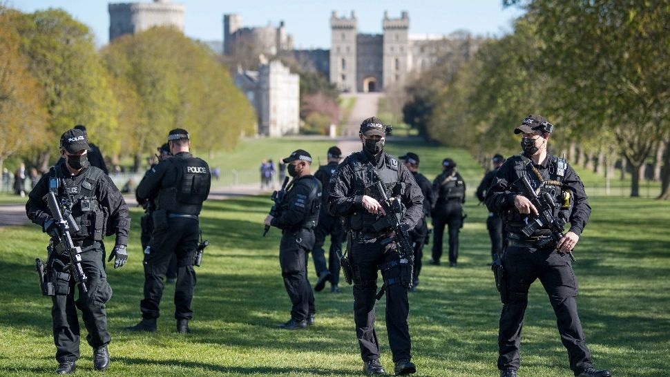 Un individ înarmat a fost ARESTAT după ce a pătruns ilegal în zona Castelului de reședință al Reginei Angliei