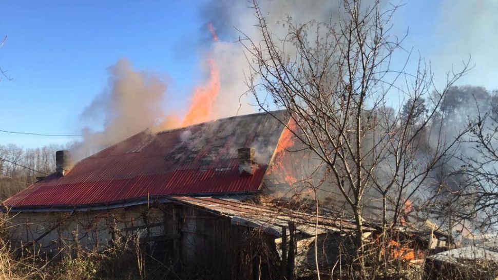 FOTO | Casă distrusă de un INCENDIU violent, în Bacău