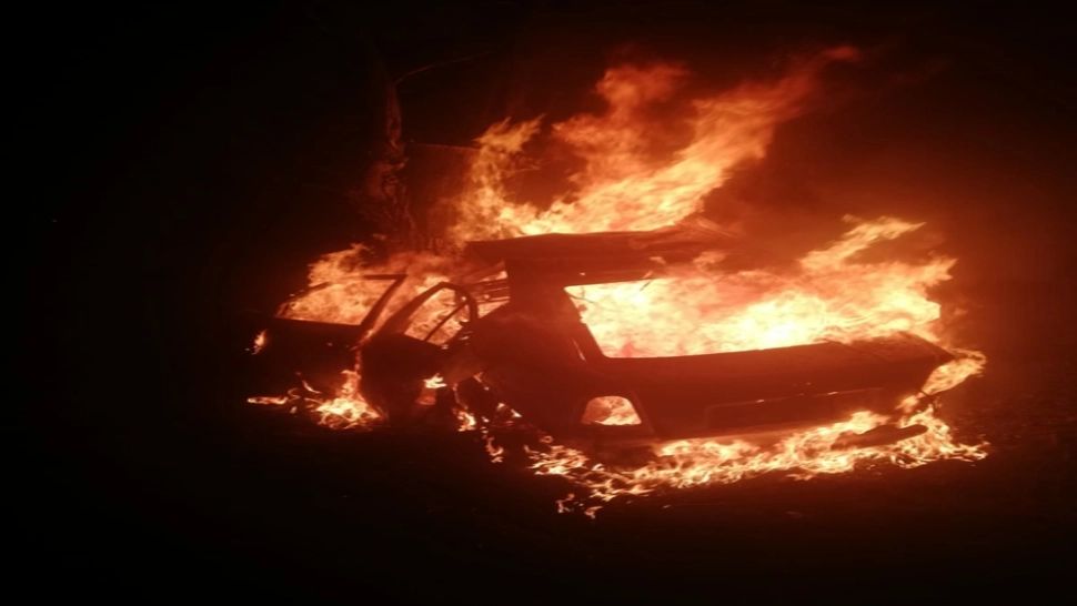 FOTO | O femeie a murit arsă de vie după ce mașina pe care o conducea a luat foc, în Ialomița - Trafic blocat