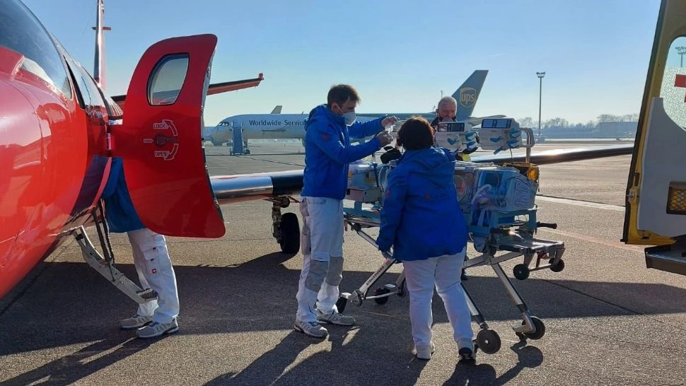 FOTO | Misiune de SALVARE! Avionul SMURD a zburat mii de kilometrii în câteva ore pentru salvarea a 3 bebeluși aflați în stare critică 