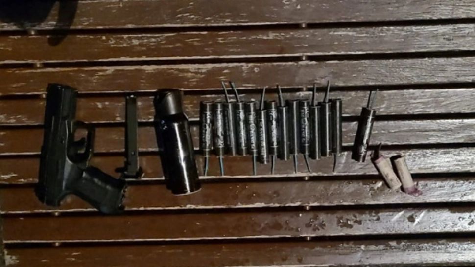 Panică înaintea meciului FCSB – Rapid! Pistol, petarde și spray lacrimogen, descoperite într-o mașină