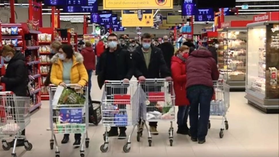 Pregătiri intense pentru Revelion. Haos în magazine, în ciuda scumpirilor