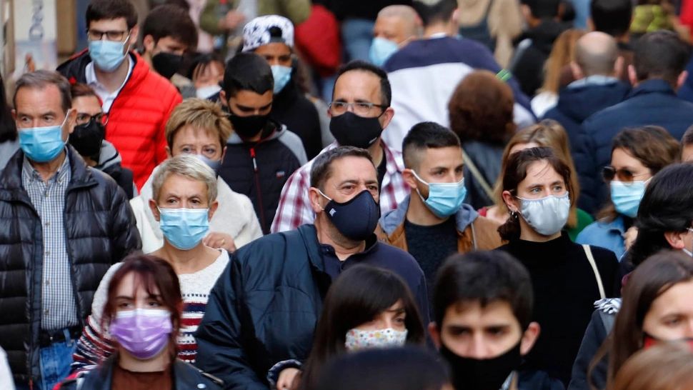 Purtarea măștii a devenit obligatorie în spațiile deschise! Unde se întâmplă 