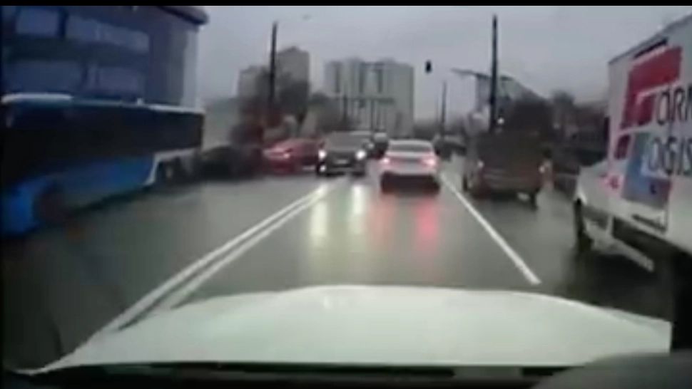 VIDEO | CARAMBOL în centrul Chișinăului! În accident au fost implicate 15 mașini și un autobuz