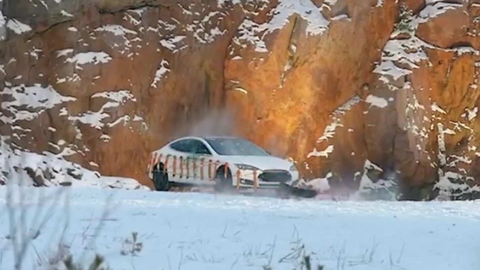 Video EXPLOZIV! Un proprietar de Tesla și-a aruncat mașina în aer cu dinamită. Care a fost motivul 