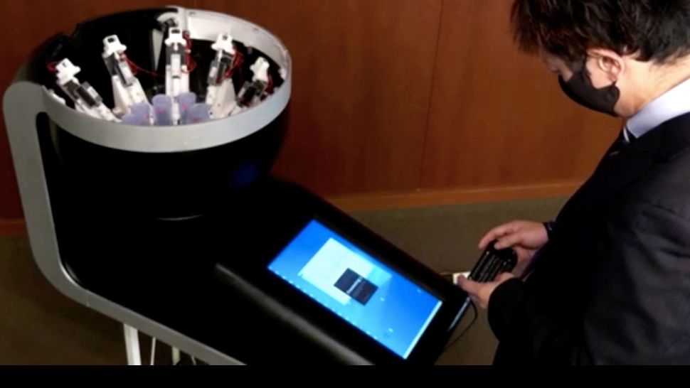 VIDEO | INVENȚIA anului! Când s-au uitat la TV, au început să simtă gustul alimentelor redate pe ecran. Un inventator schimbă trendul 