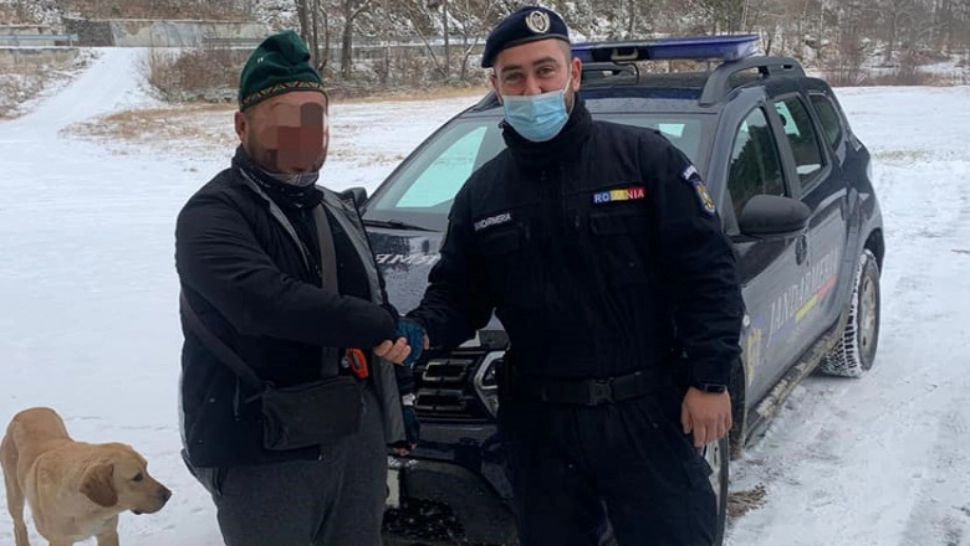 Chinezul ajutat de jandarmi, după ce a rămas înzăpezit, avea mașina furată