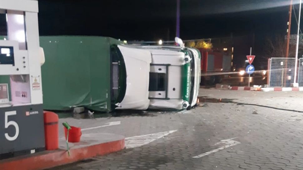 FOTO | Carambol cu 4 autovehicule, dintre care un TIR răsturnat, pe centura Focşaniului – Trafic blocat