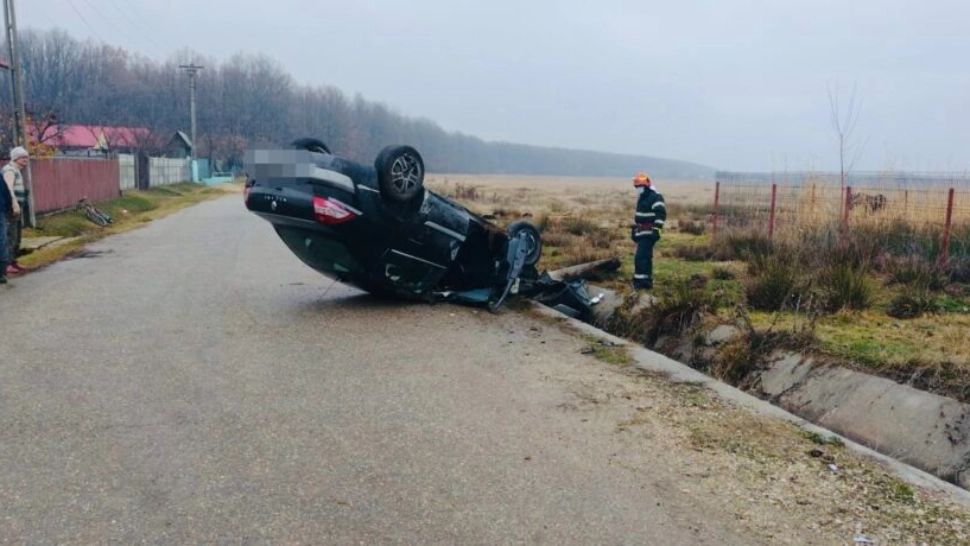 VIDEO | Cascador fără voie la 63 de ani: Un șofer băut, grav rănit după s-a răsturnat cu mașina în Argeș