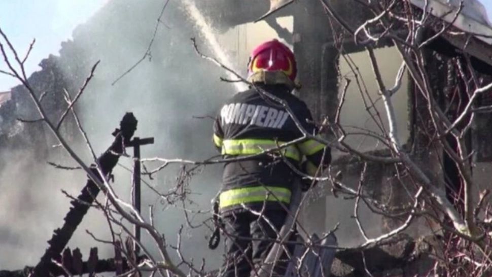 Cum a reușit să-și dea foc la casă un băcăuan - La un pas de moarte înainte de Crăciun