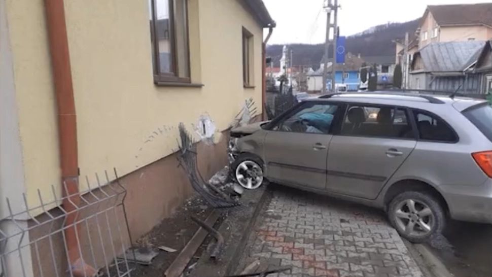A intrat cu mașina în peretele unei case apoi a fugit: o femeie și un copil, abandonați la locul tragediei